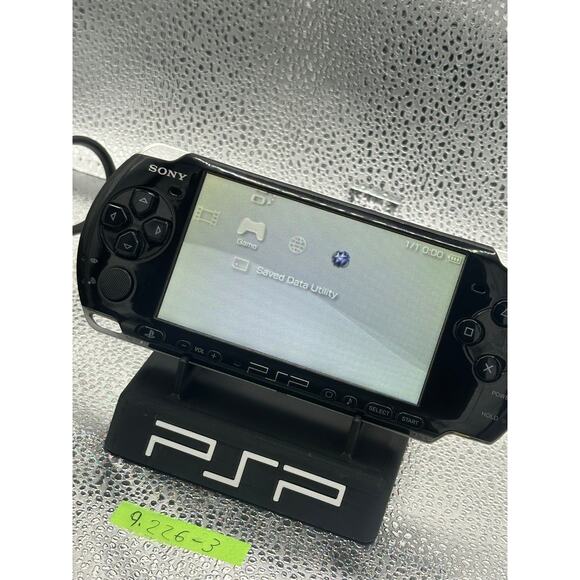Black psp 3000 w/charger & new battery - Picture 7 of 9